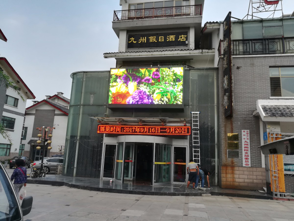 戶外P5全彩顯示屏交付使用，效果絕對(duì)沒(méi)得說(shuō)